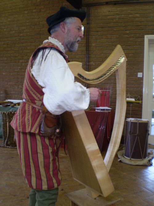 R harp standing